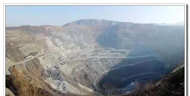 经过近百年的矿产开采与加工,大孤山铁矿矿山固体废弃物堆存量巨大